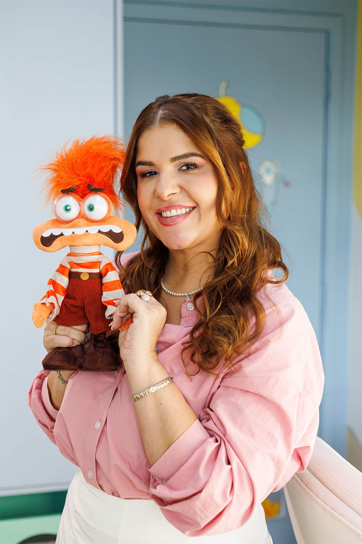 Thais Peleias aplicando avaliação neuropsicológica com materiais lúdicos em seu consultório no Tatuapé